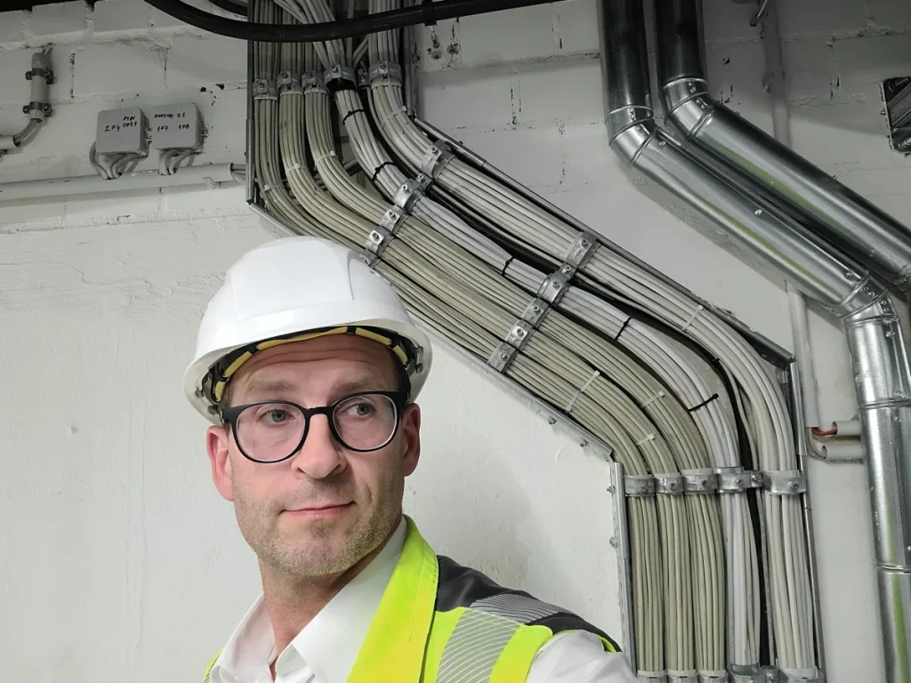 Technikzentrale mit Rohrleitungssystemen